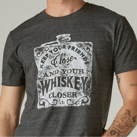 NWT Size Medium Lucky Brand Men's Keep Your Friends Close Whiskey Tee - Picture 1 of 4